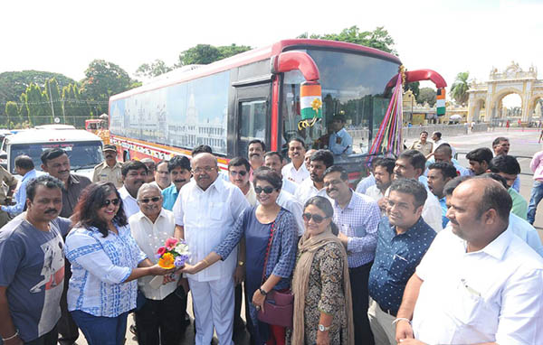 ಗಾಲಿಗಳ ಮೇಲೆ ಅರಮನೆ ಪ್ರವಾಸಕ್ಕೆ ಸಚಿವ ರೇವಣ್ಣ ಚಾಲನೆ ಗಾಲಿಗಳ ಮೇಲೆ ಅರಮನೆ ಪ್ರವಾಸಕ್ಕೆ ಸಚಿವ ರೇವಣ್ಣ ಚಾಲನೆ